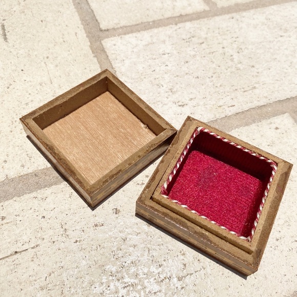 Small Vintage Inlayed Marquetry Wooden Box. - Picture 7 of 8